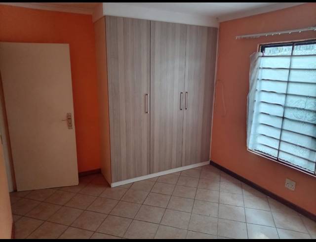 6 BEDROOM HOUSE FOR SALE IN COSMO CITY